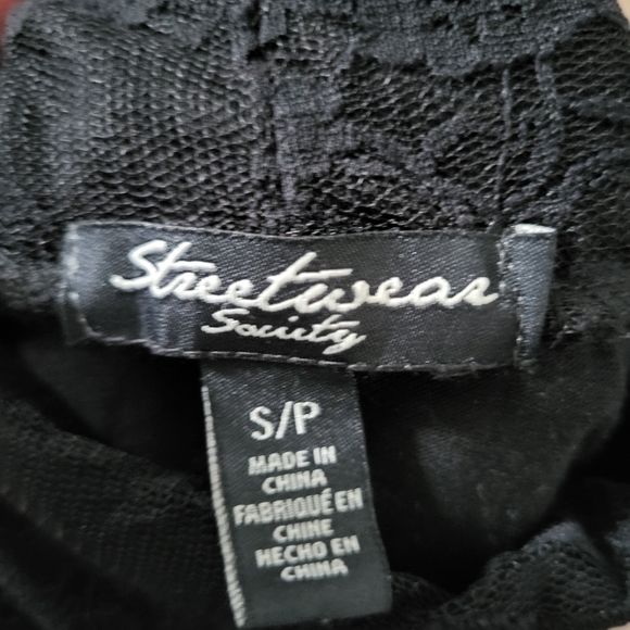 Streetwear Society by Urban Planet - Lace Turtleneck Crop Top - Picture 2 of 2